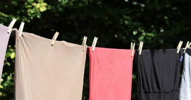 Come eliminare macchie di sudore dai vestiti chiari